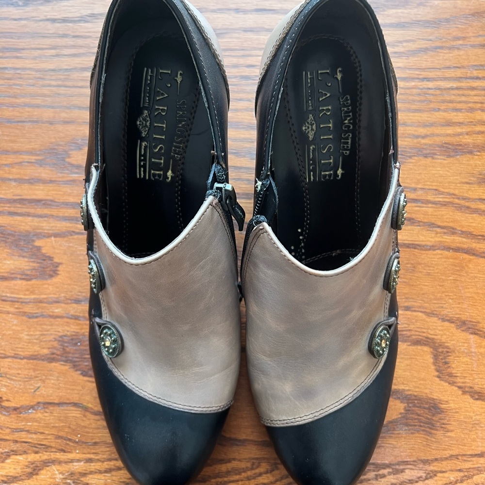 Unworn L’Artiste size 39 women’s shoes